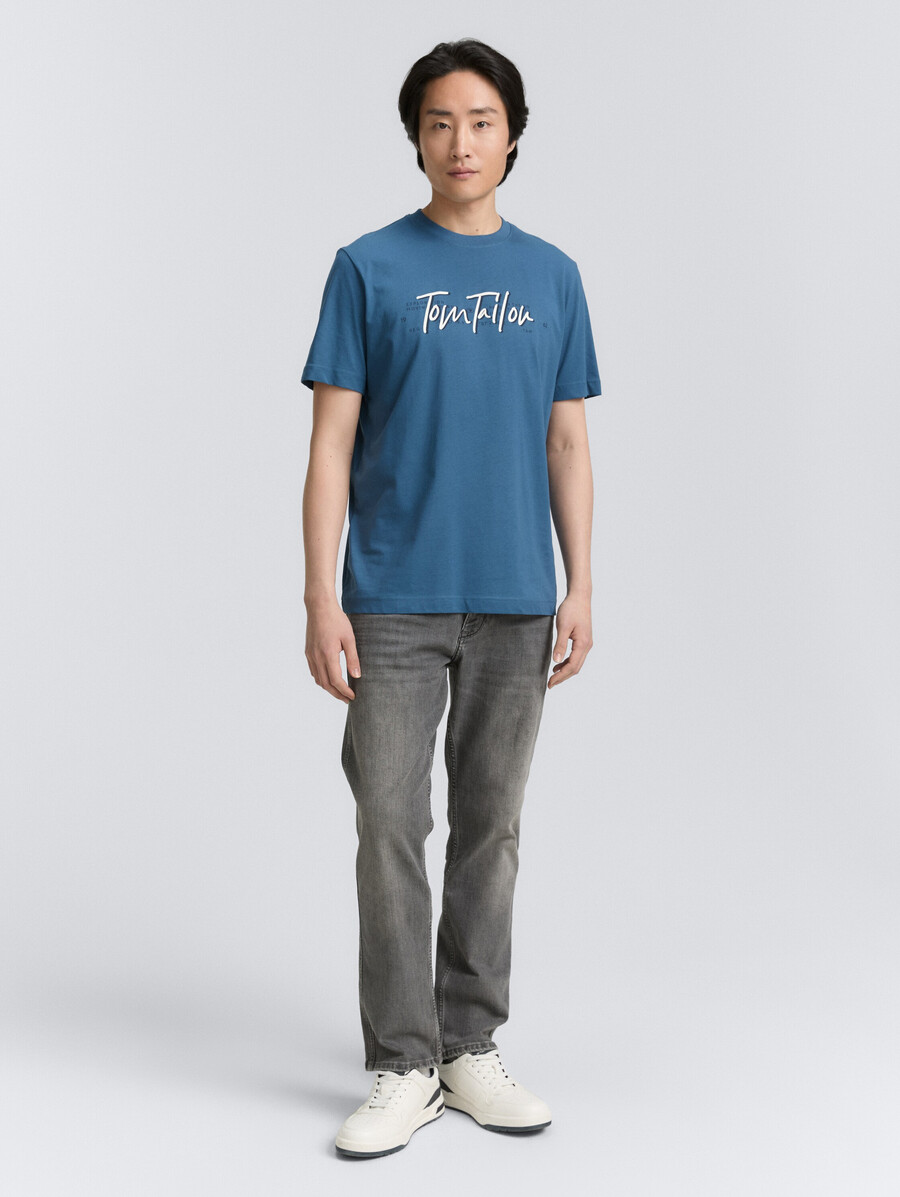 camiseta con estampado de logotipo