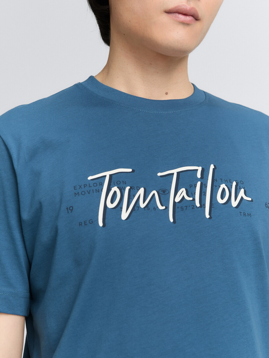 camiseta con estampado de logotipo