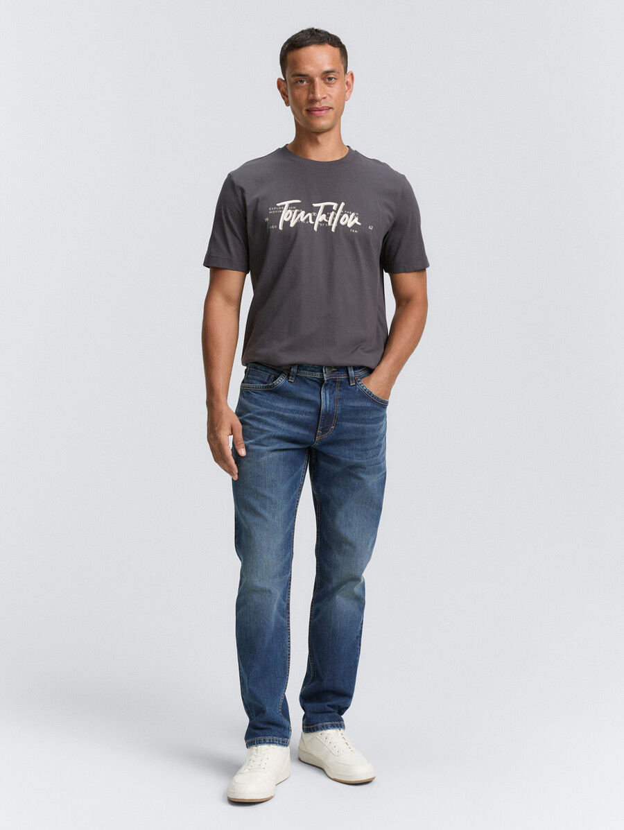 camiseta con estampado de logotipo