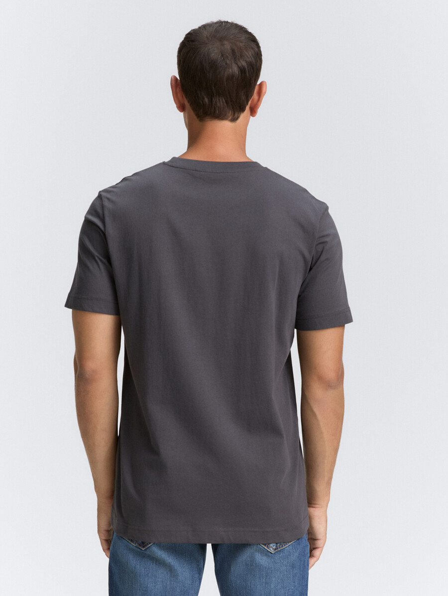 camiseta con estampado de logotipo
