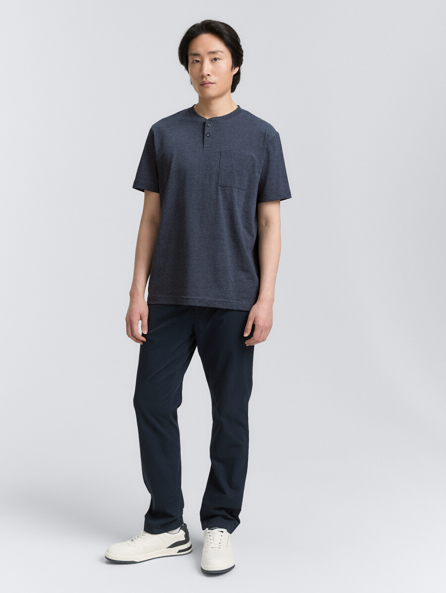 camiseta henley con bolsillo en el pecho