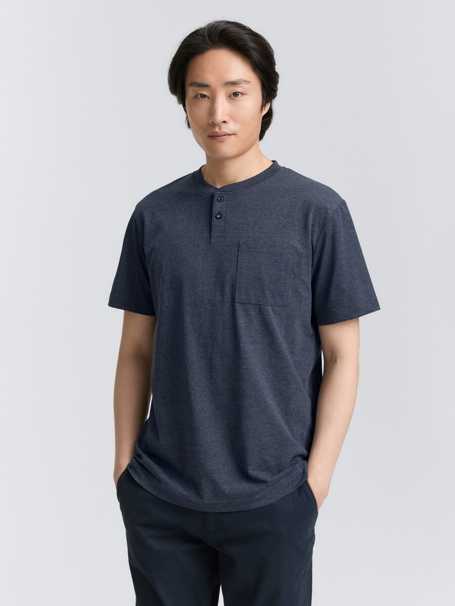 camiseta henley con bolsillo en el pecho
