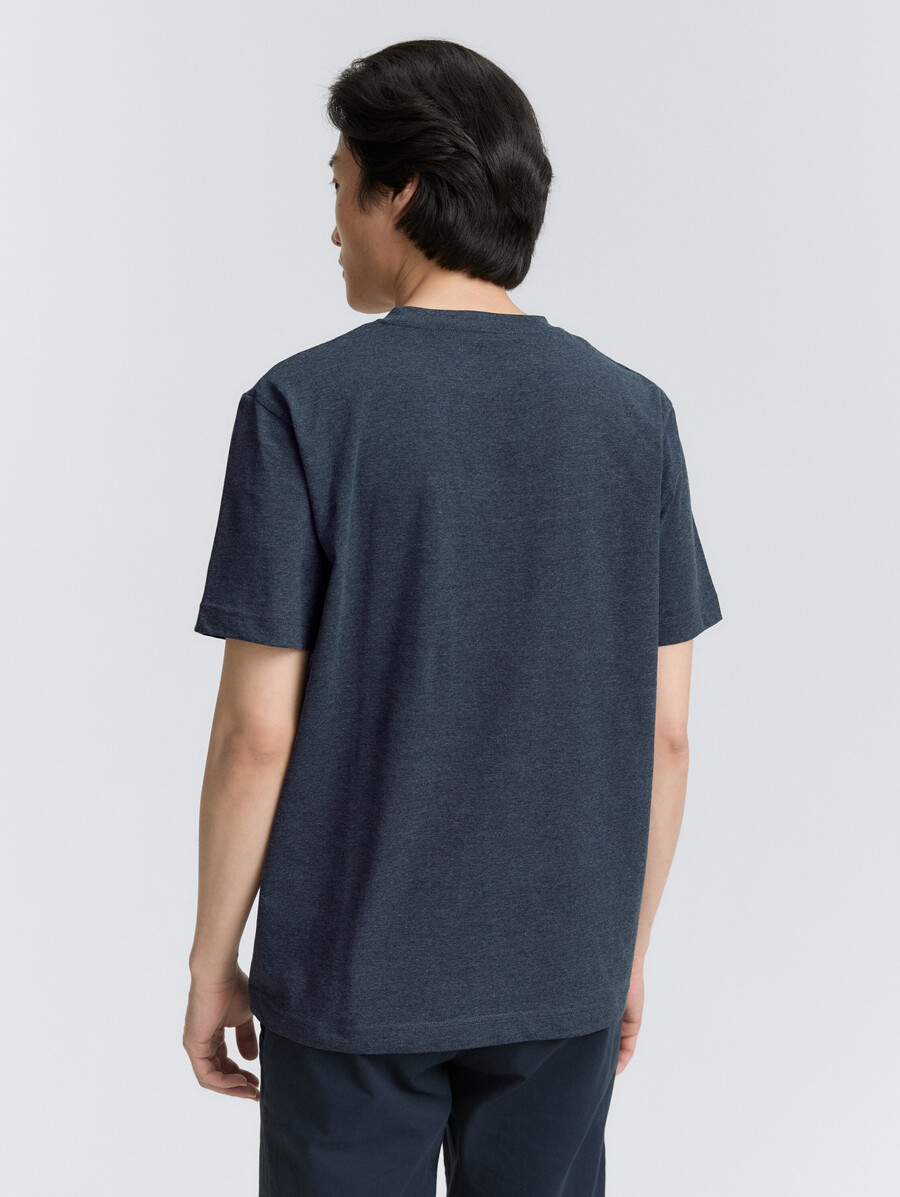 camiseta henley con bolsillo en el pecho