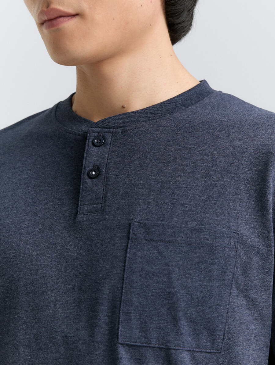 camiseta henley con bolsillo en el pecho