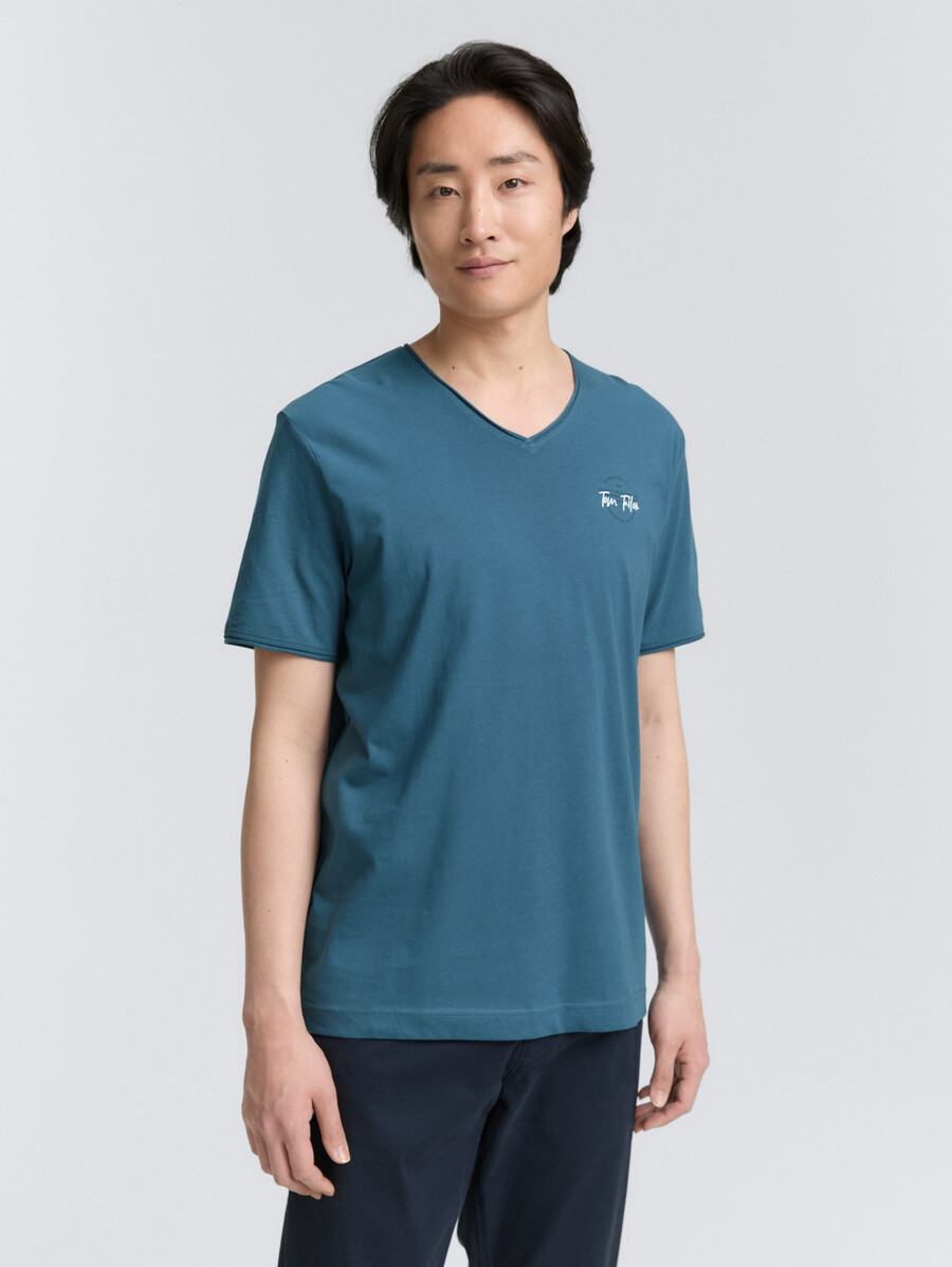 camiseta con cuello en v