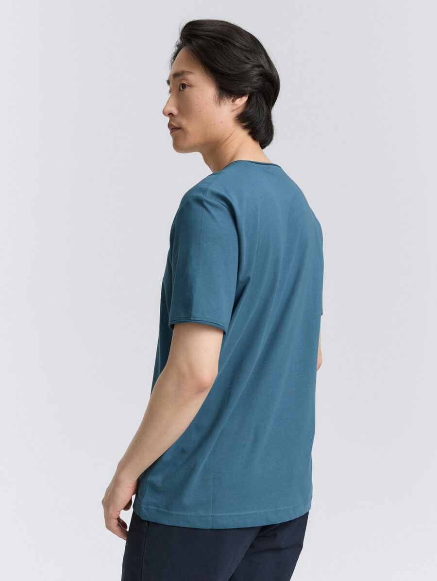 camiseta con cuello en v