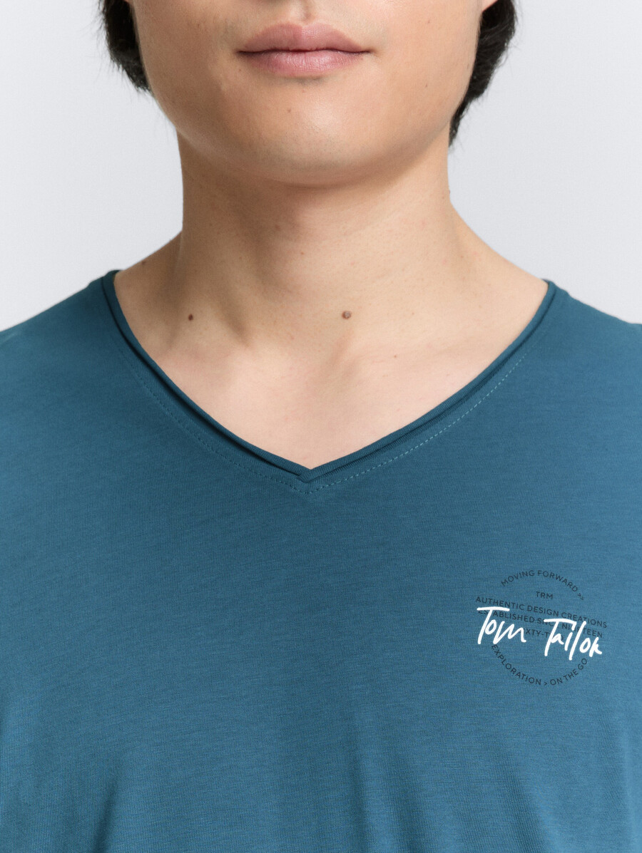 camiseta con cuello en v