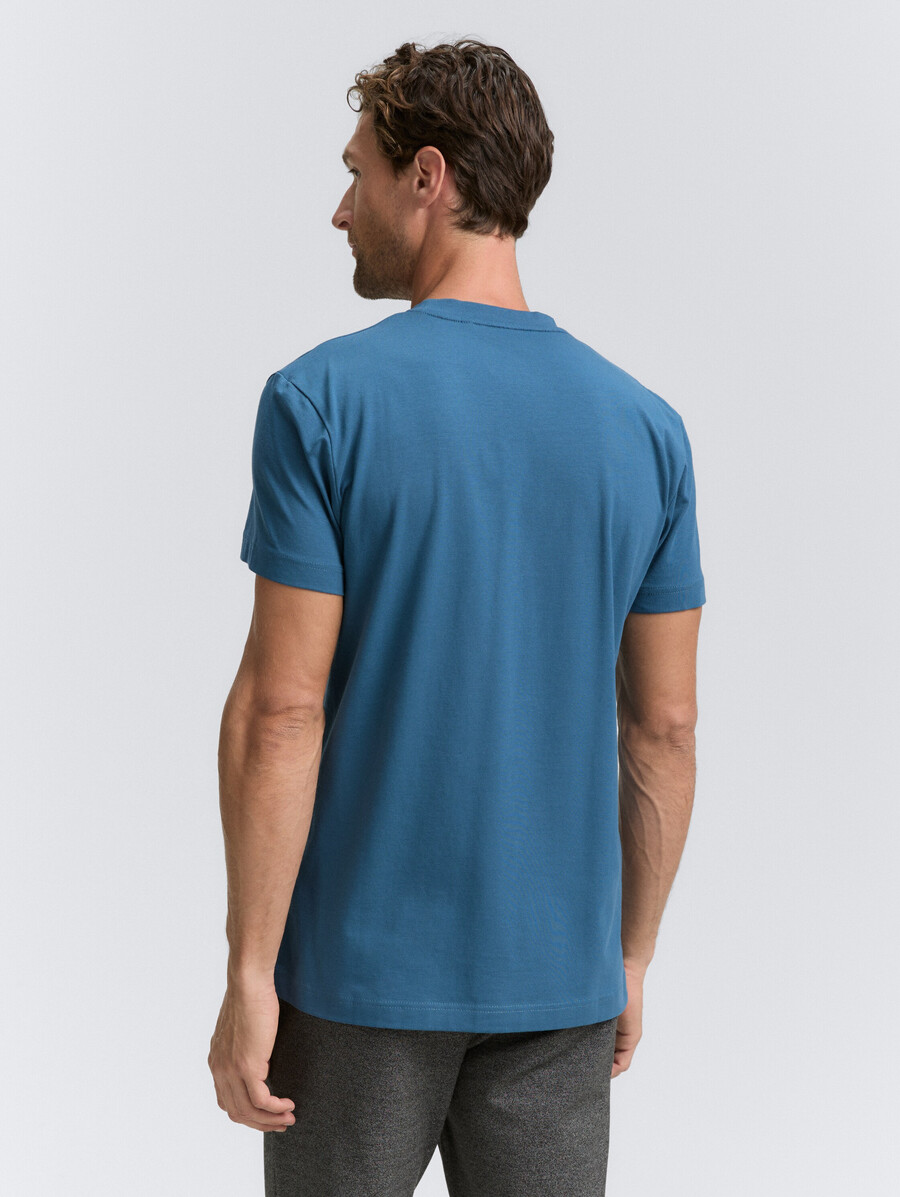 camiseta slim fit con elástico