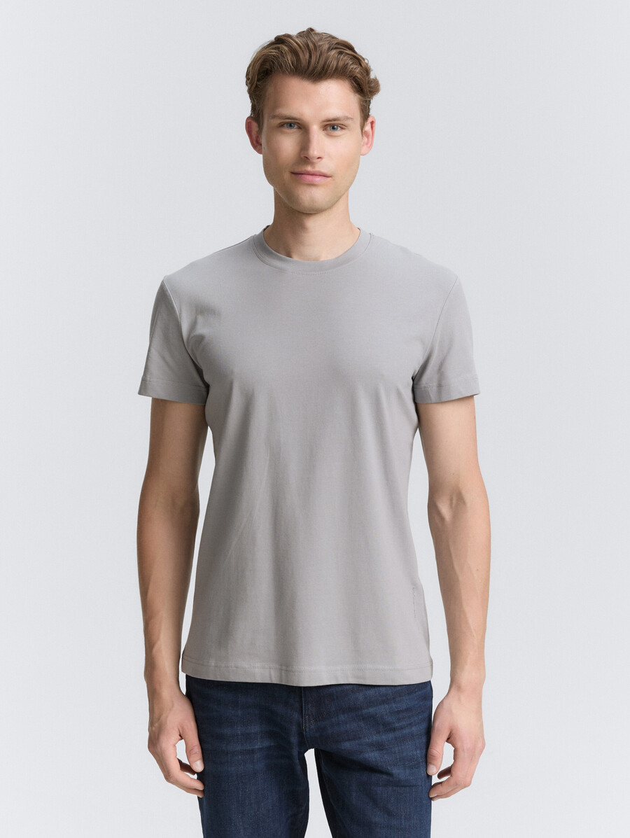 camiseta slim fit con elástico