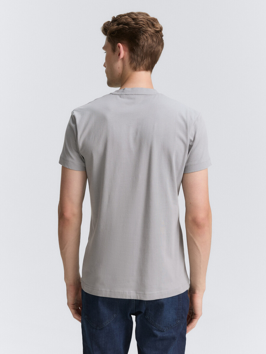 camiseta slim fit con elástico