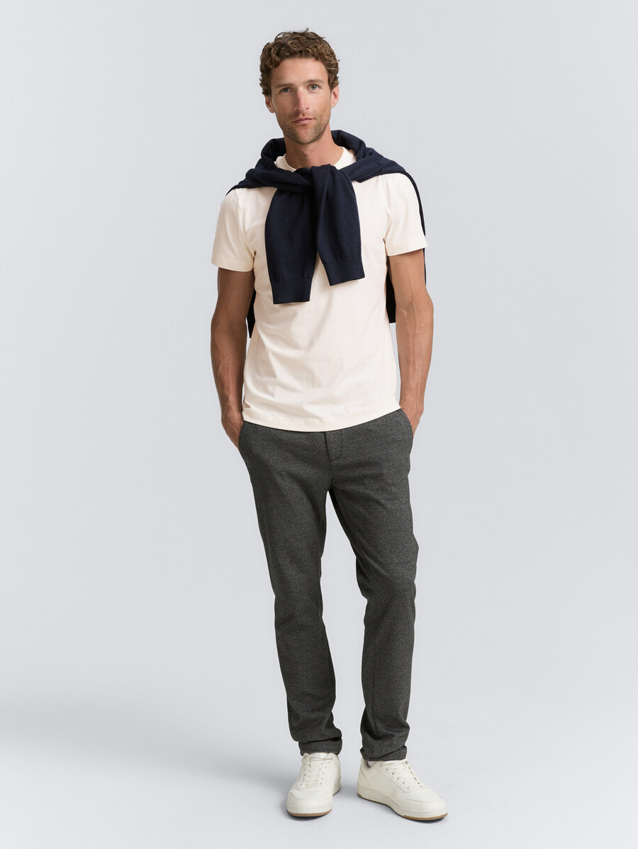 camiseta slim fit con elástico