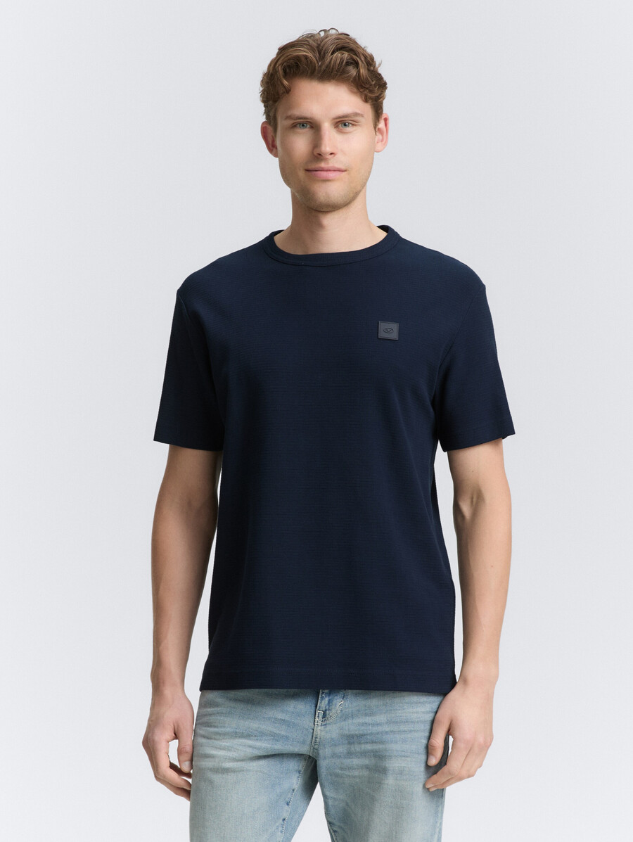 camiseta con insignia del logotipo