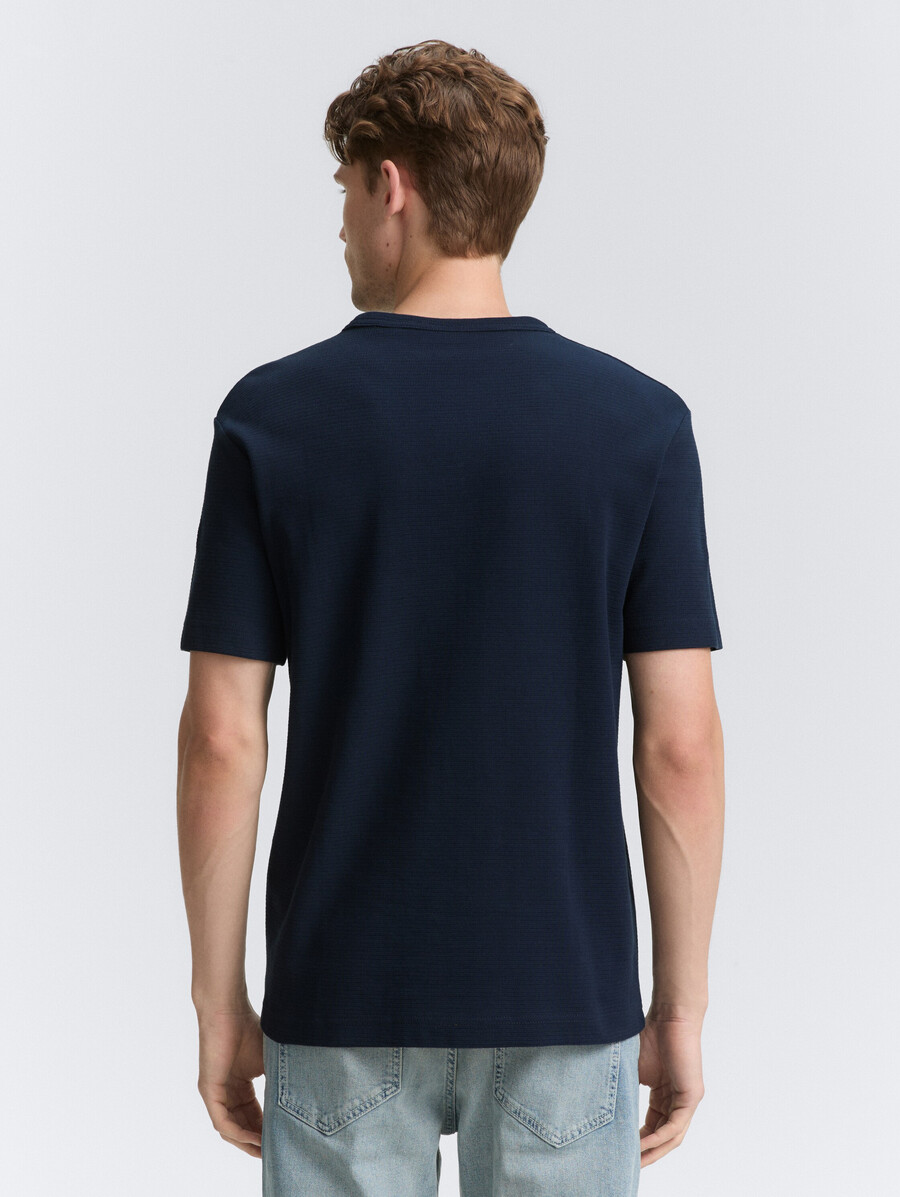 camiseta con insignia del logotipo