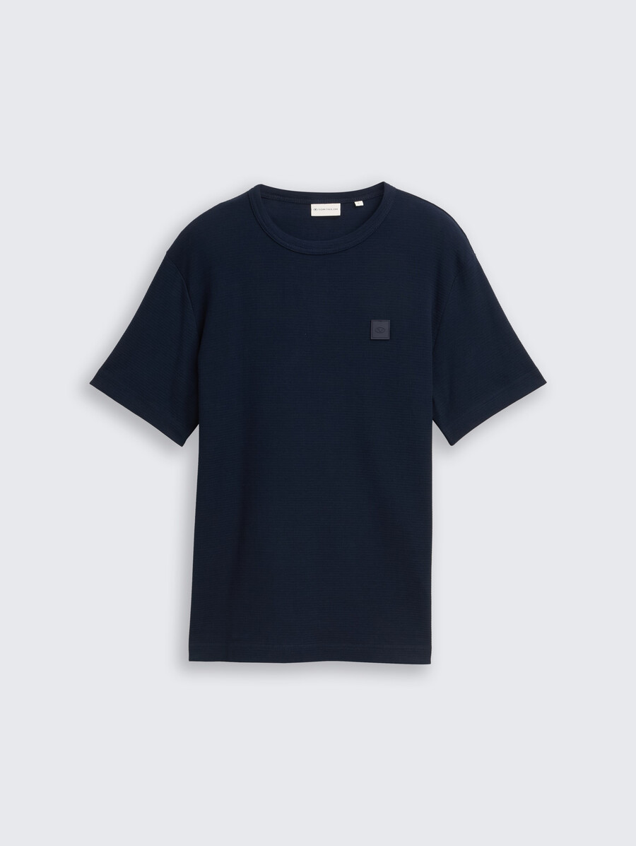 camiseta con insignia del logotipo