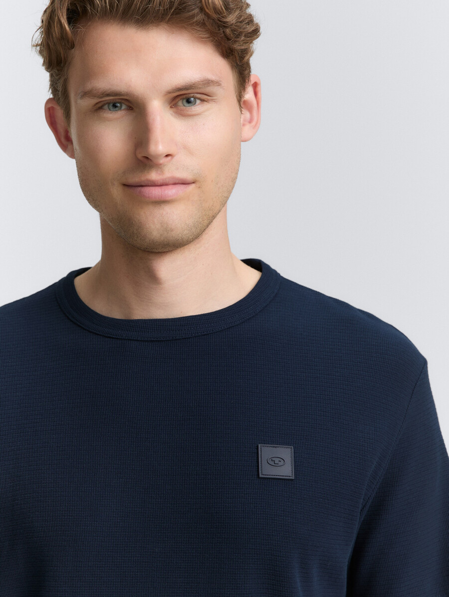 camiseta con insignia del logotipo