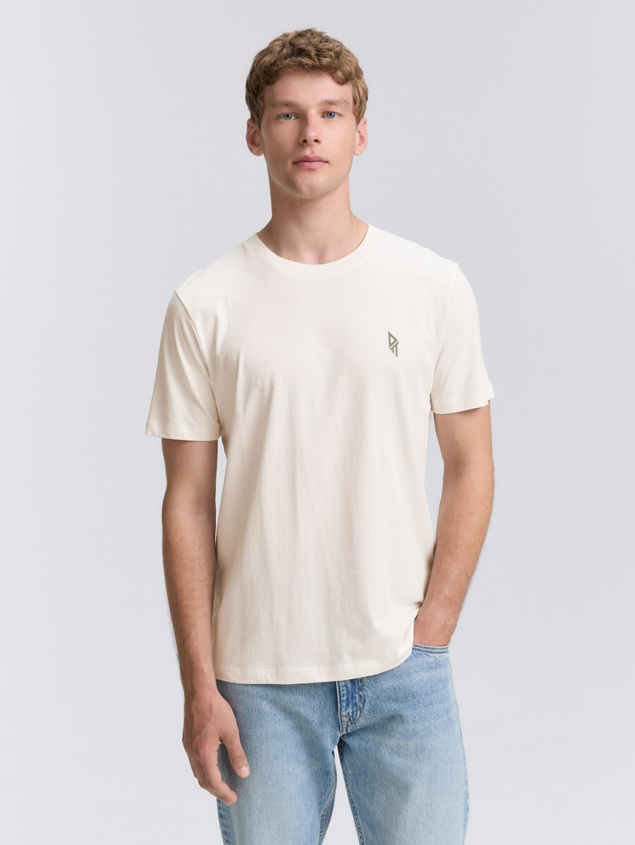 camiseta con estampado en la espalda