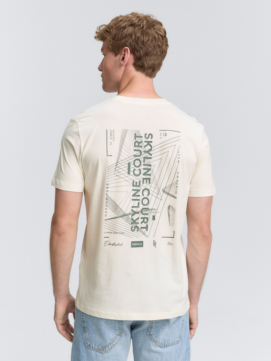 camiseta con estampado en la espalda