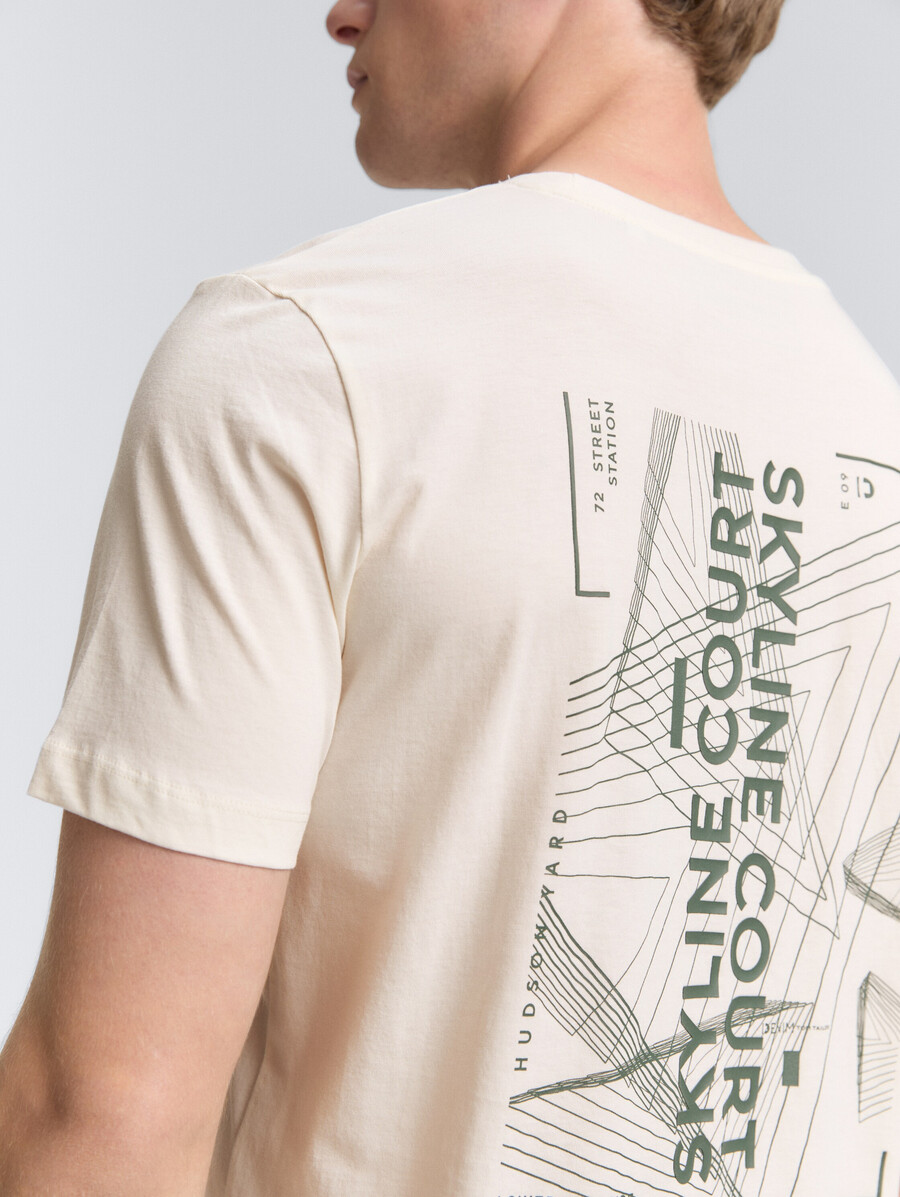 camiseta con estampado en la espalda