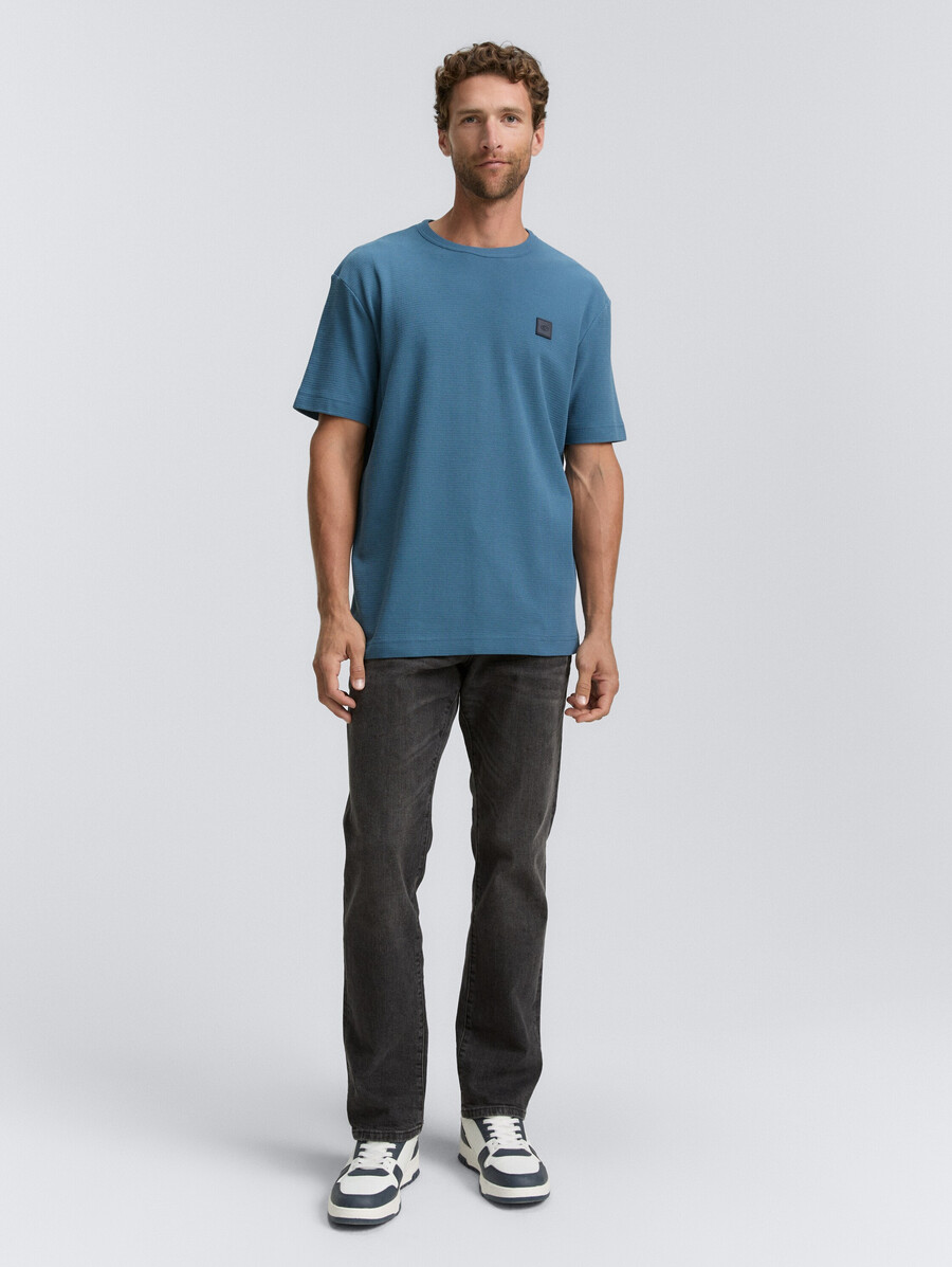 camiseta con insignia del logotipo