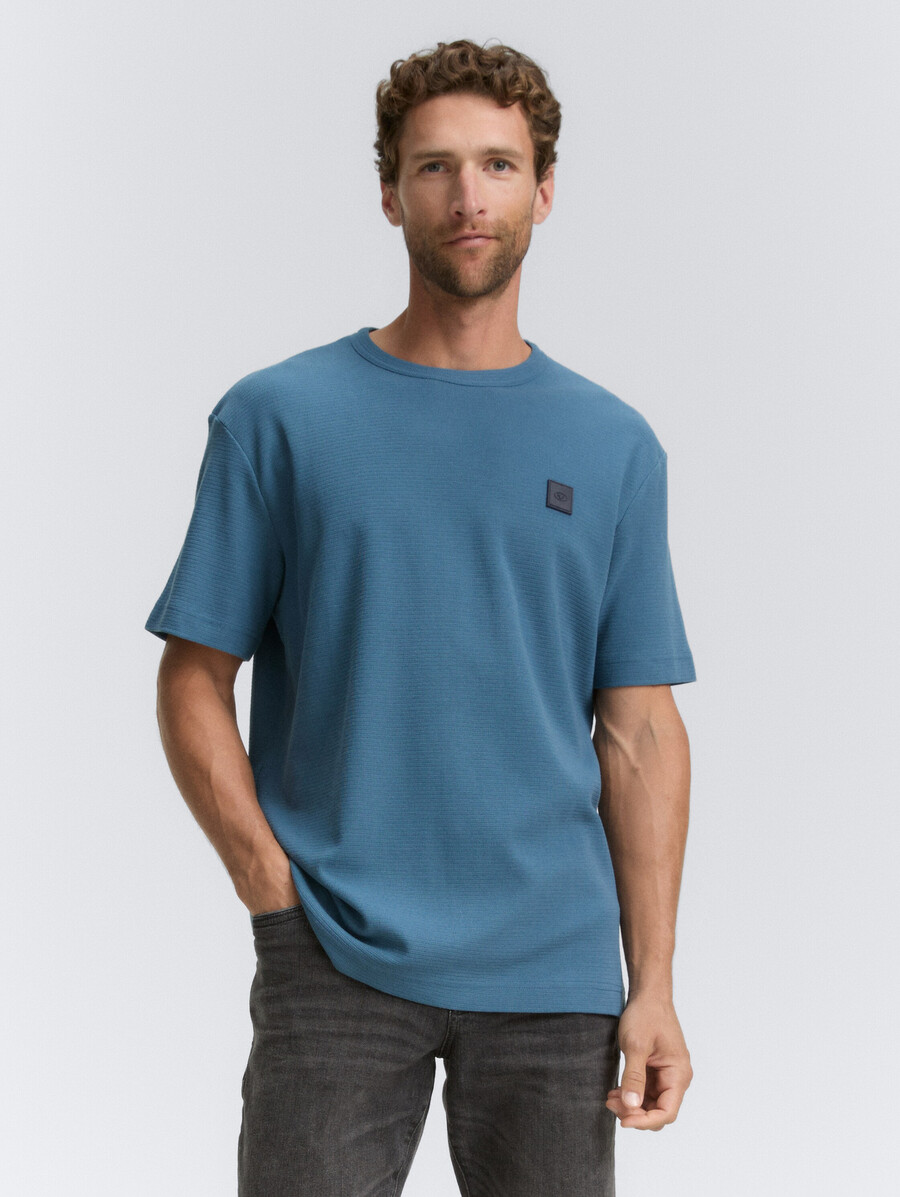 camiseta con insignia del logotipo