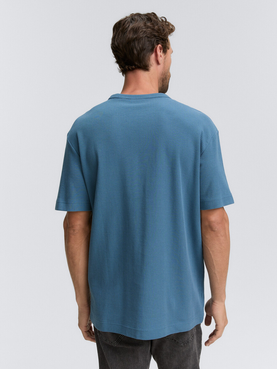 camiseta con insignia del logotipo