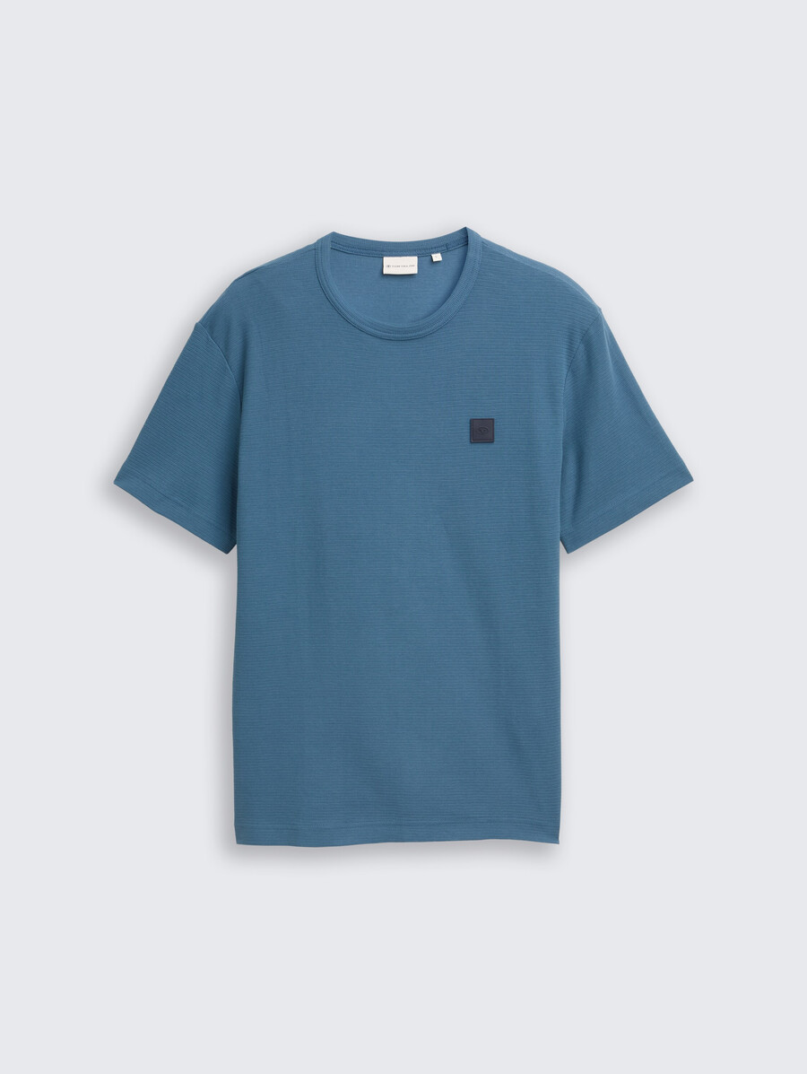 camiseta con insignia del logotipo