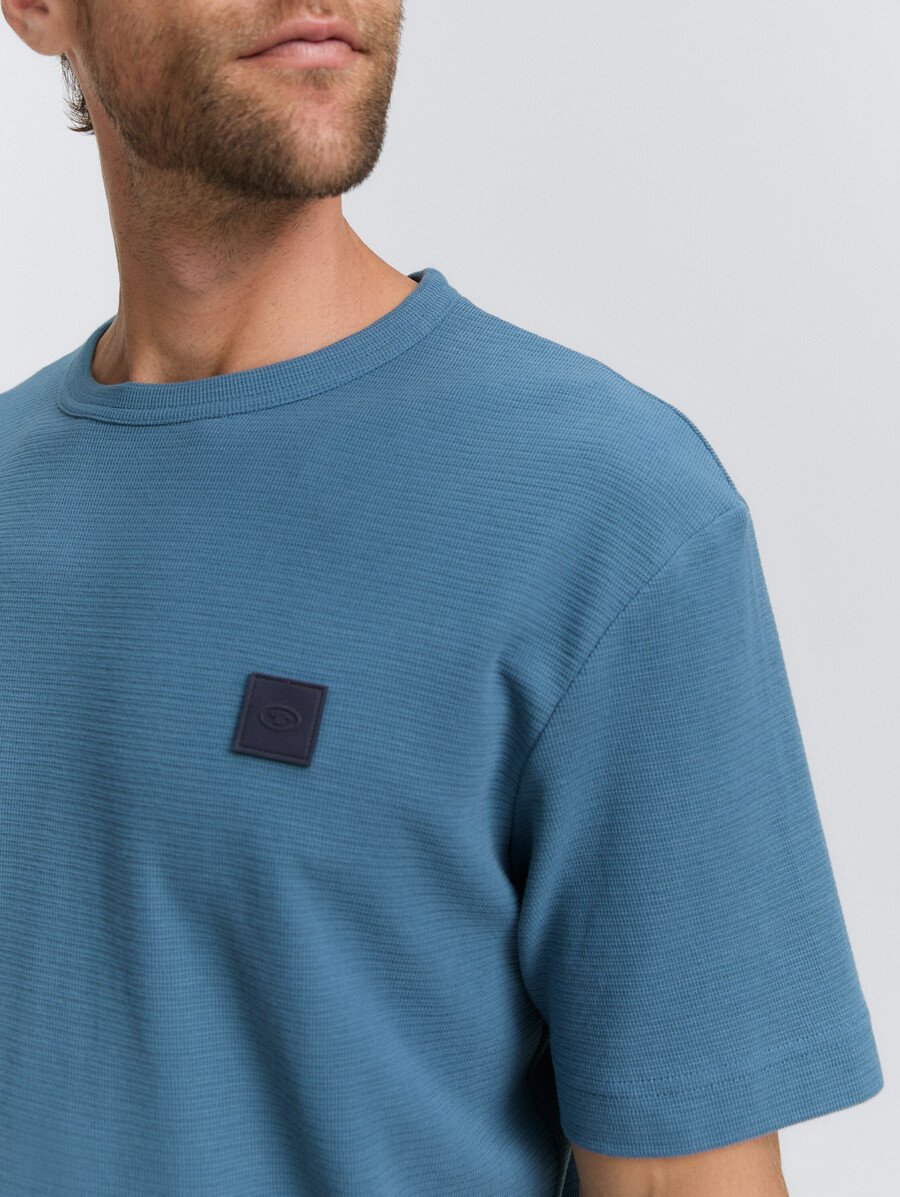 camiseta con insignia del logotipo