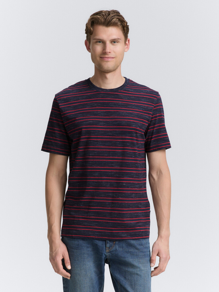 camiseta con estampado de rayas