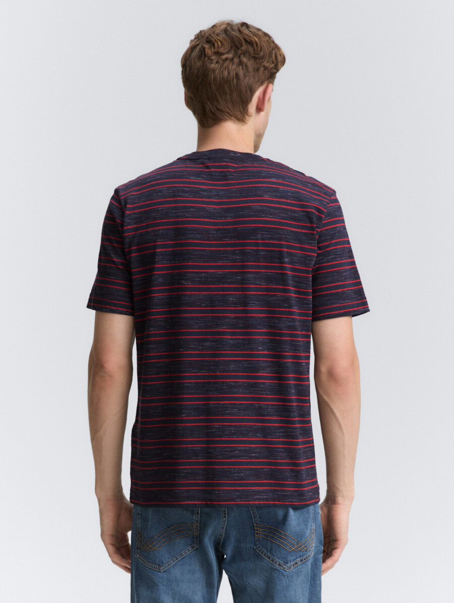 camiseta con estampado de rayas