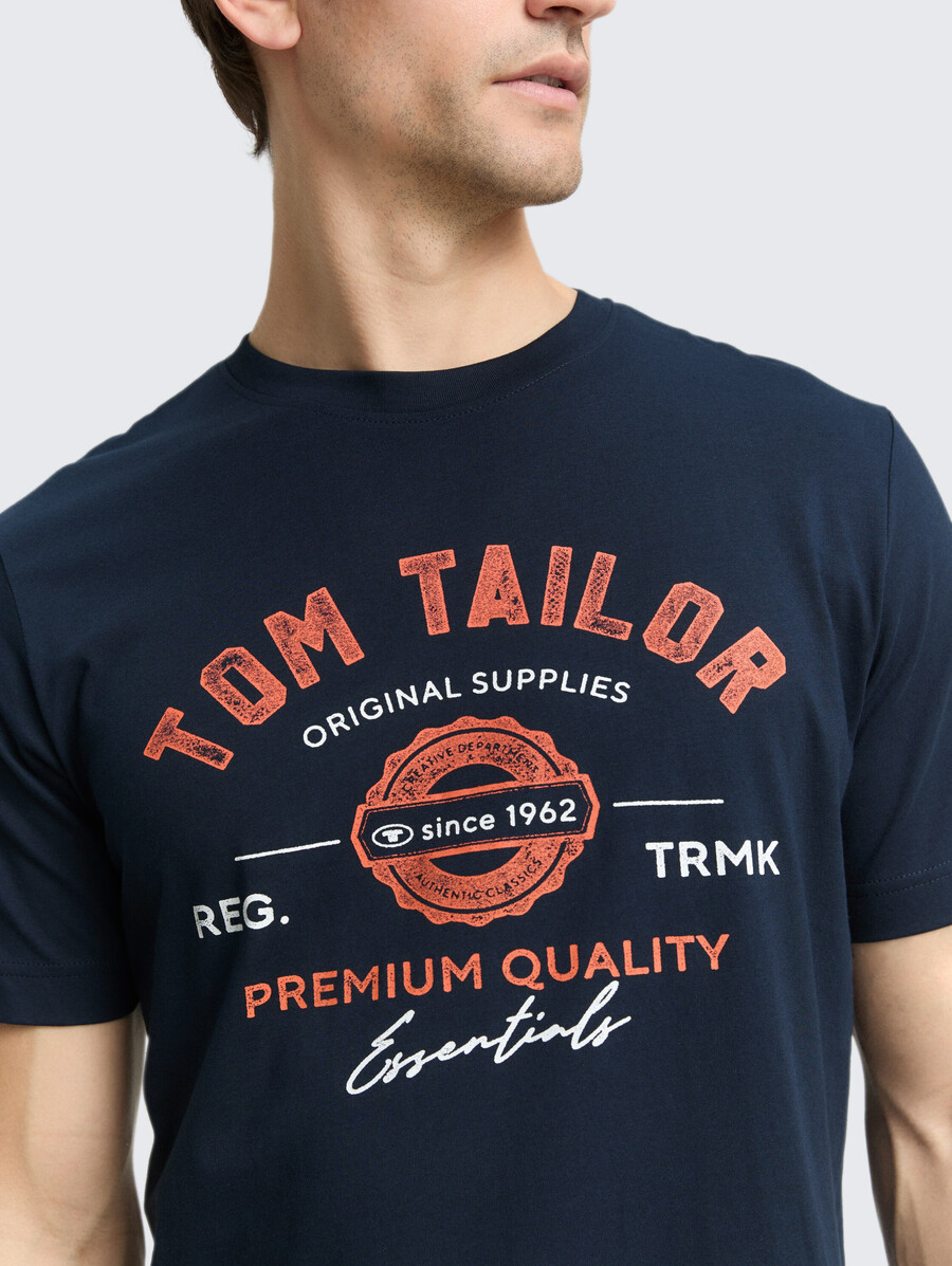 camiseta con estampado de logotipo