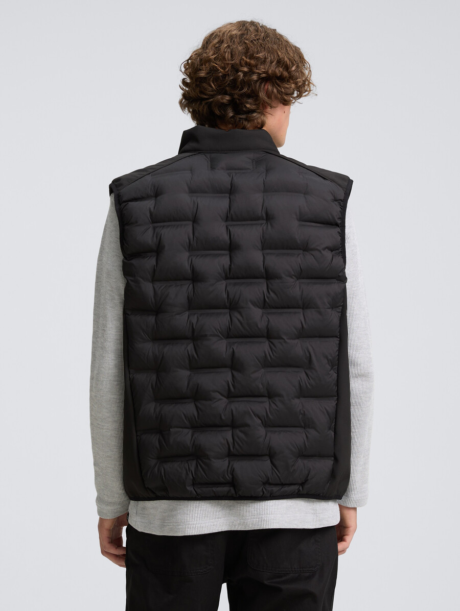 chaleco acolchado híbrido con cuello alto