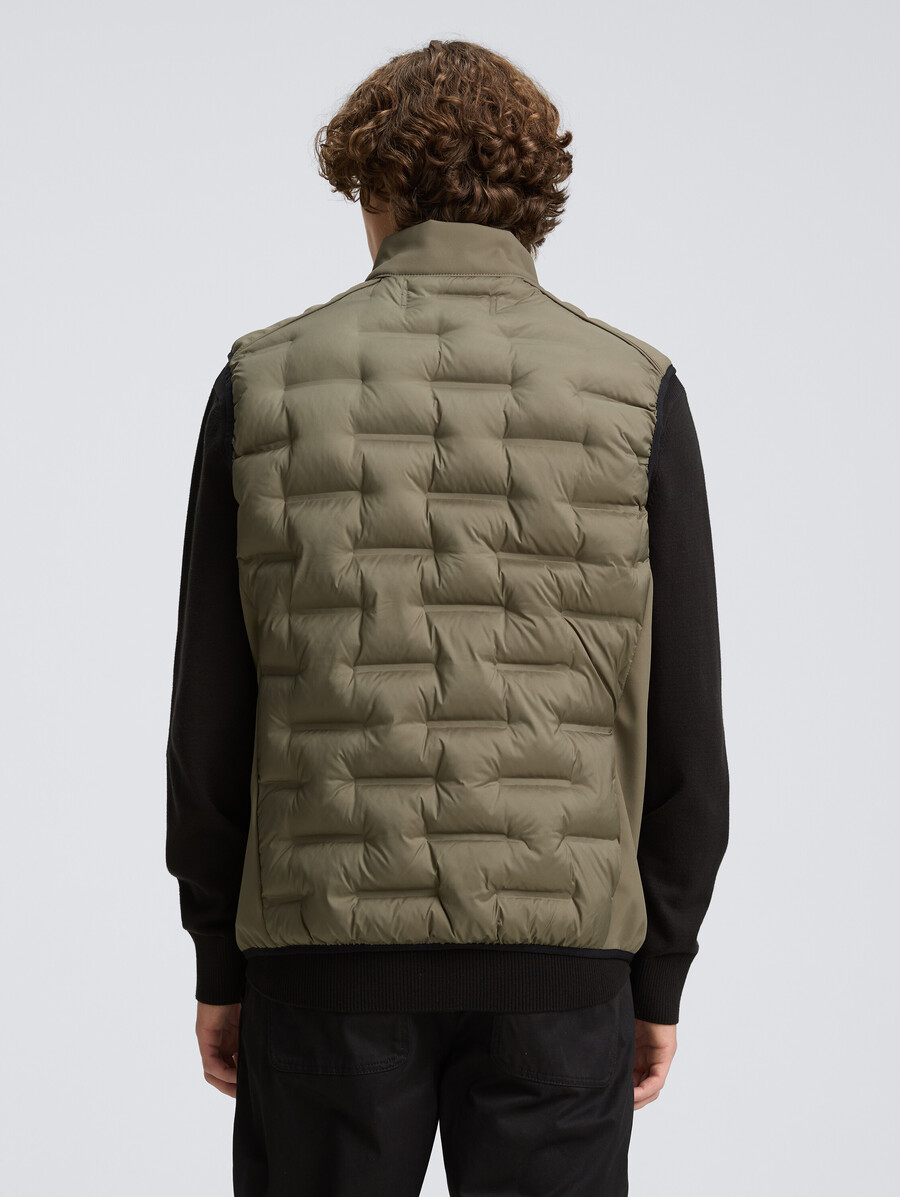 chaleco acolchado híbrido con cuello alto