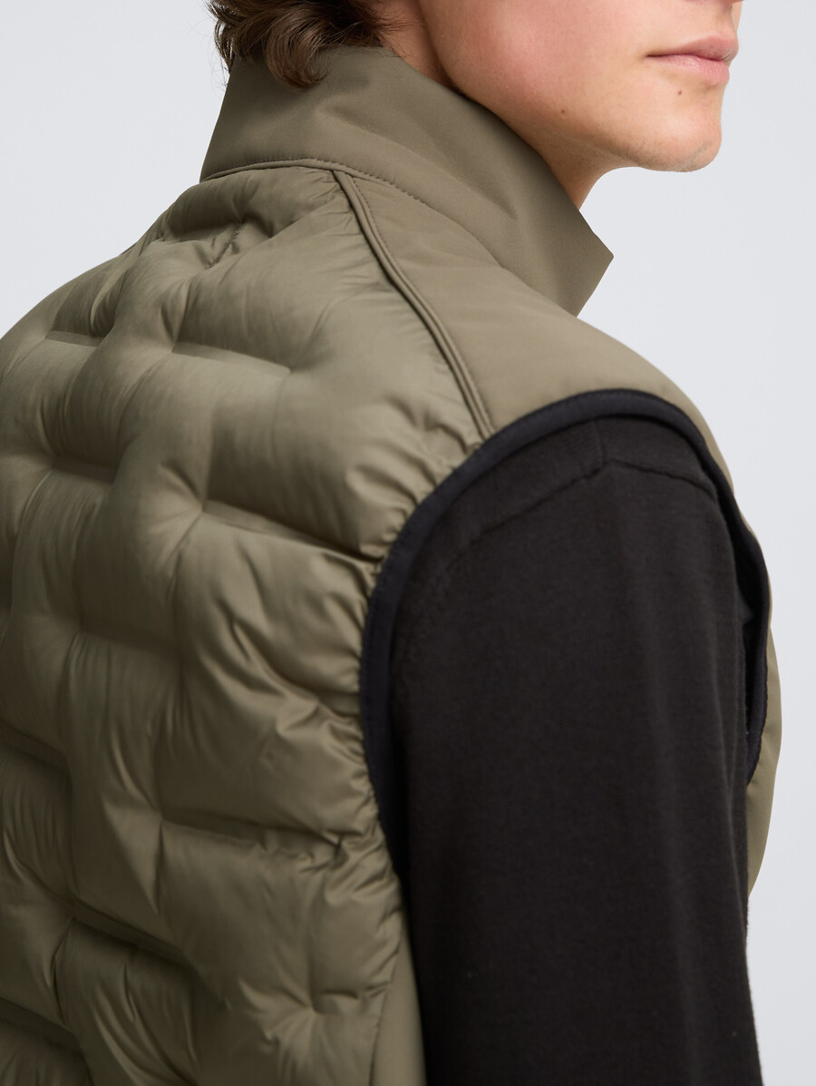 chaleco acolchado híbrido con cuello alto