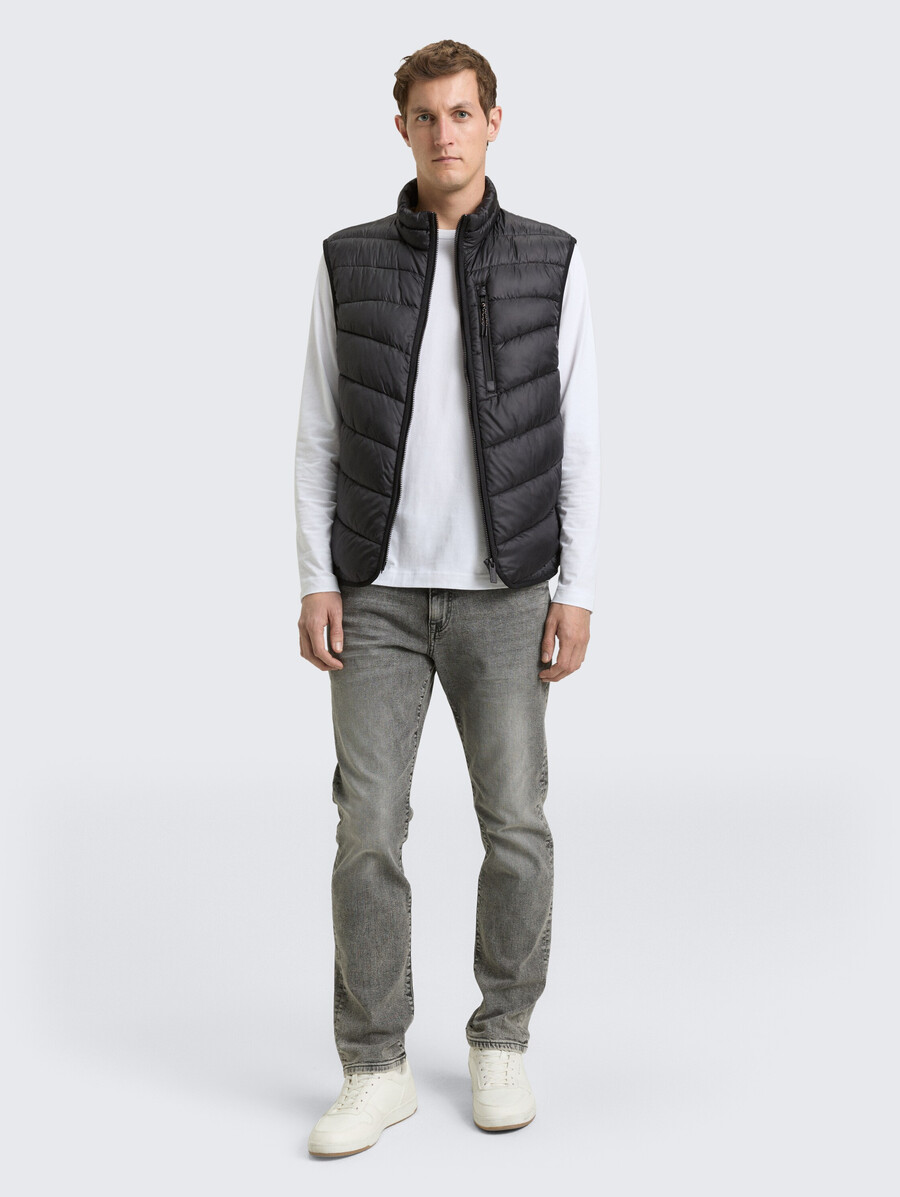 chaleco acolchado ligero con cuello alto