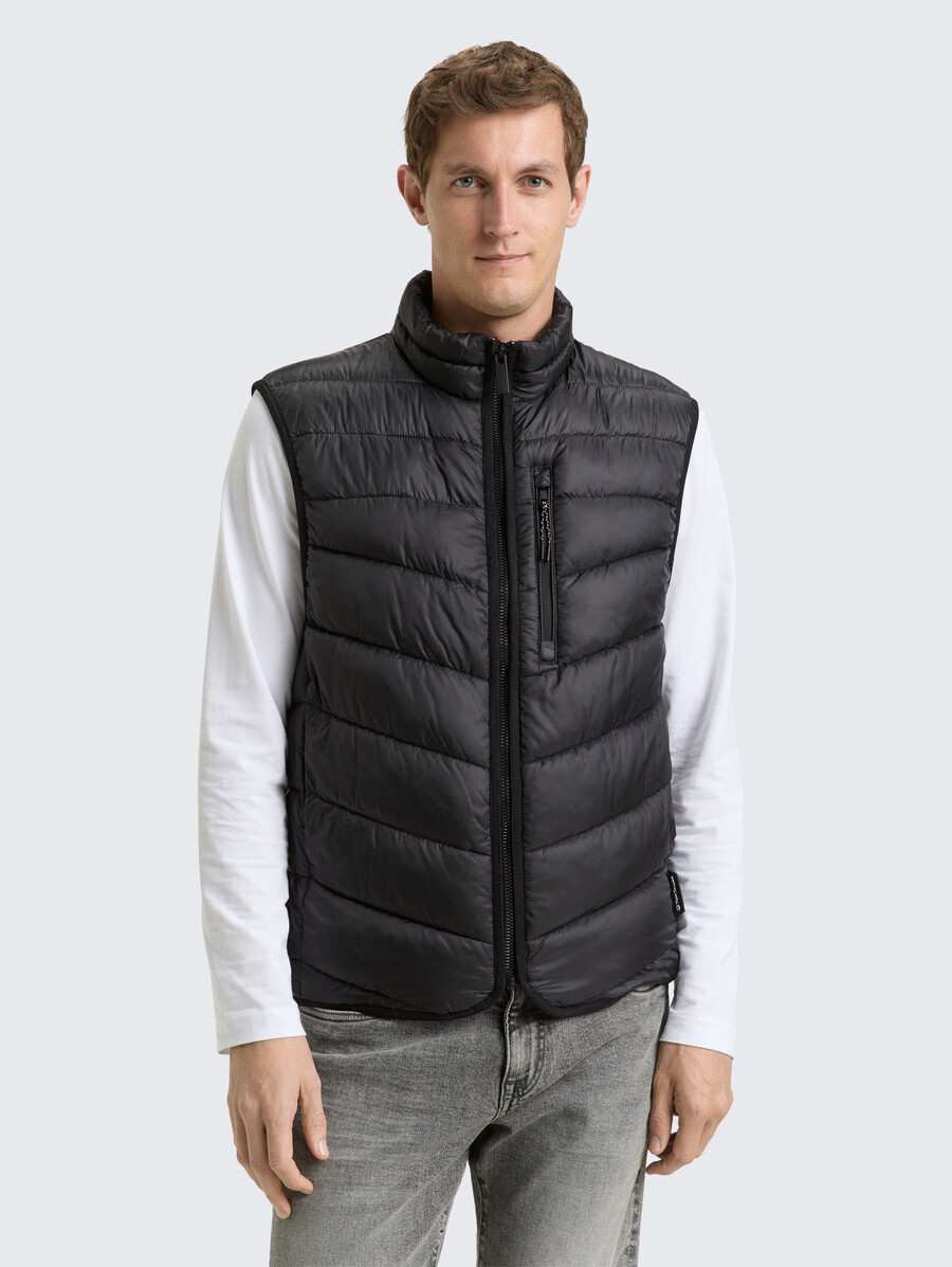 chaleco acolchado ligero con cuello alto