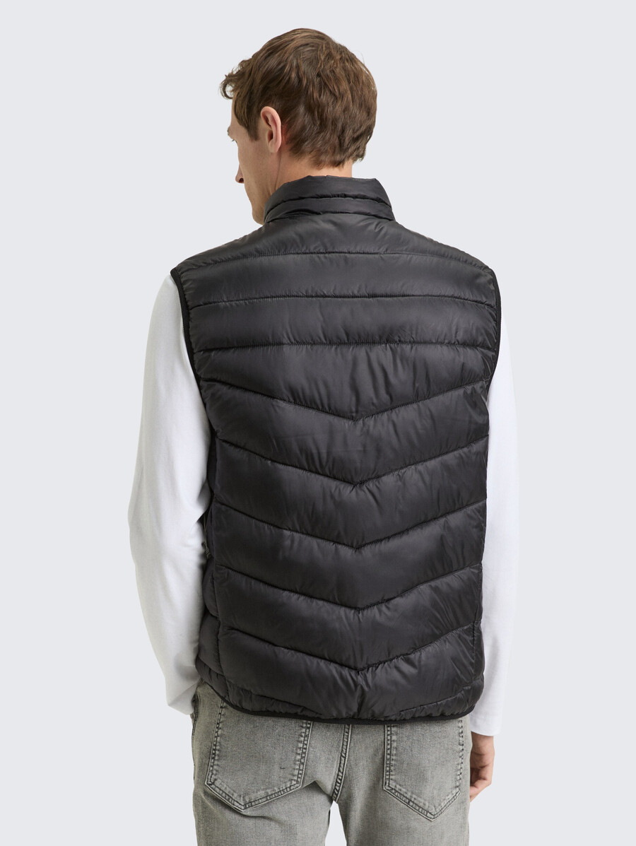 chaleco acolchado ligero con cuello alto