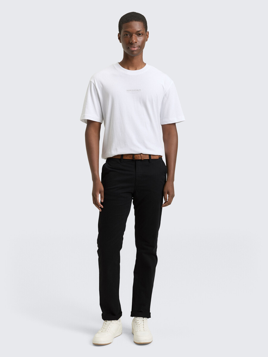 pantalones chinos de corte entallado con cinturón