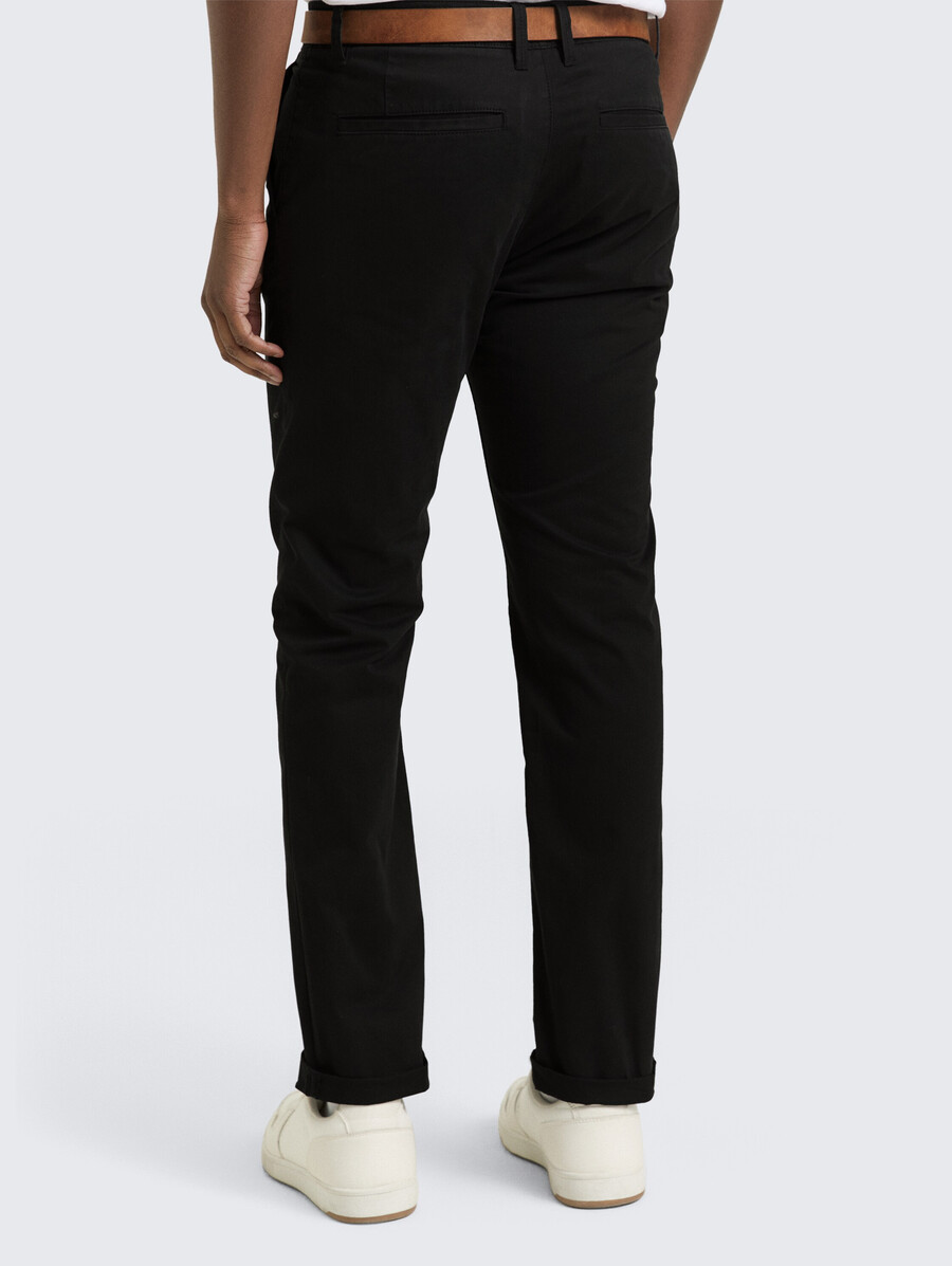 pantalones chinos de corte entallado con cinturón