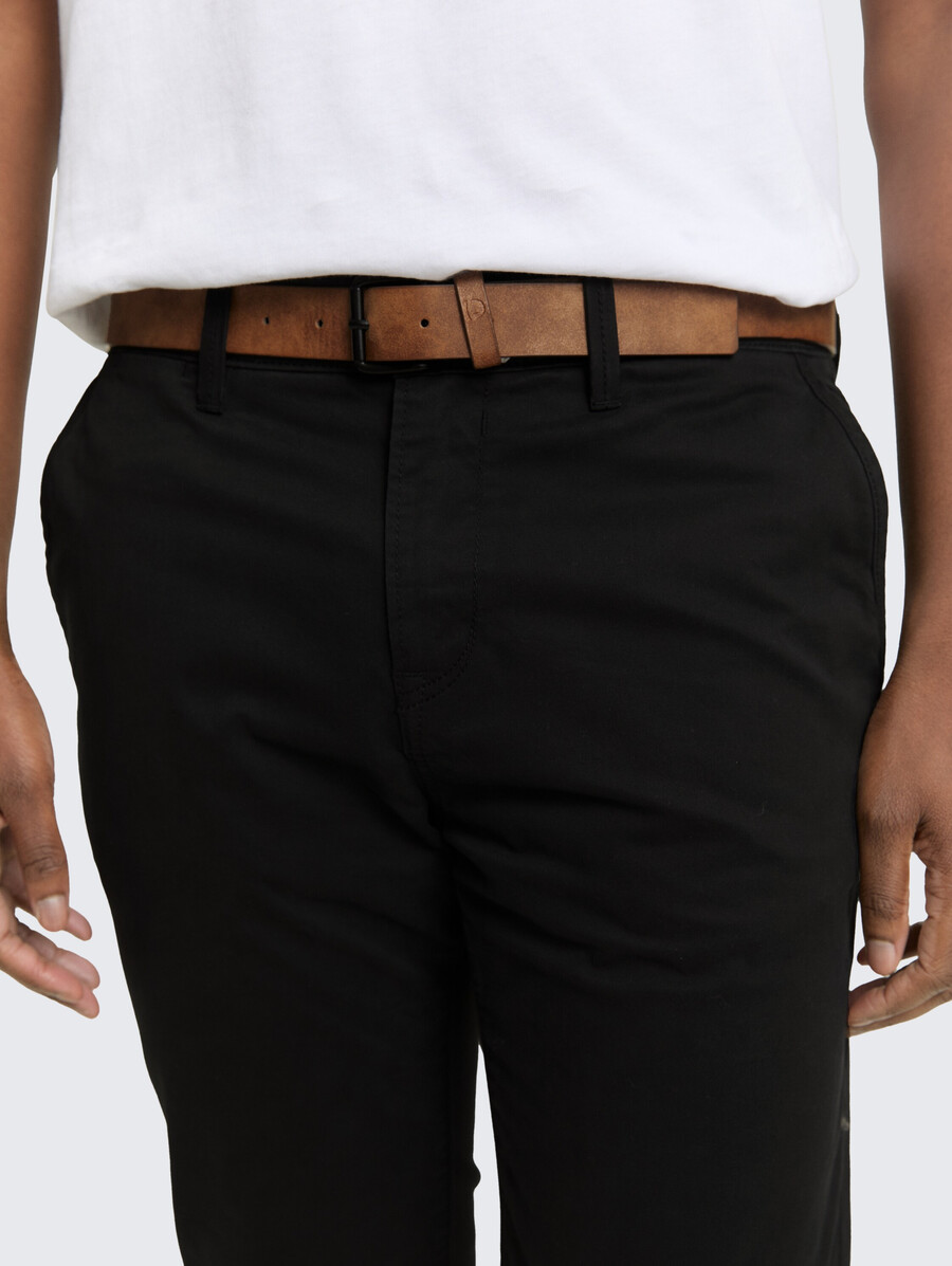 pantalones chinos de corte entallado con cinturón
