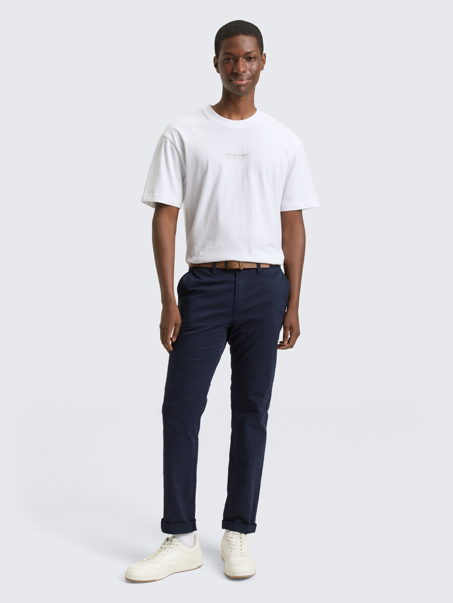 pantalones chinos de corte entallado con cinturón