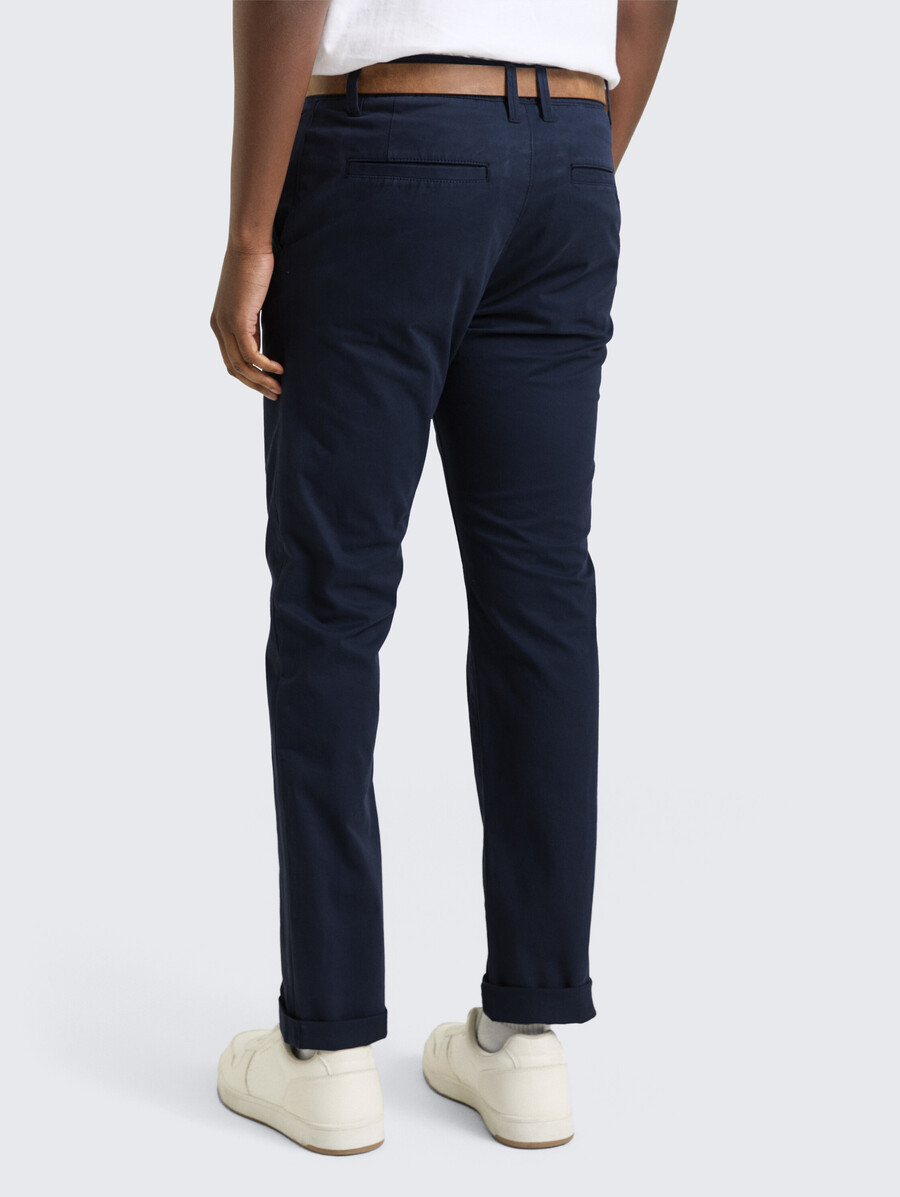 pantalones chinos de corte entallado con cinturón