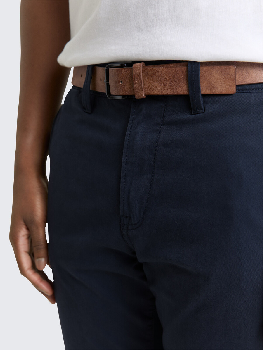 pantalones chinos de corte entallado con cinturón