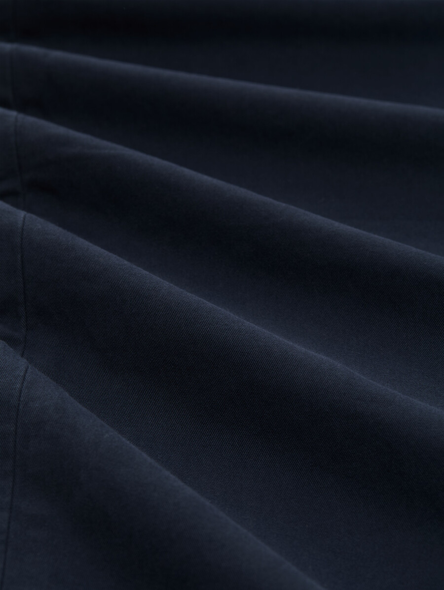 pantalones chinos de corte entallado con cinturón