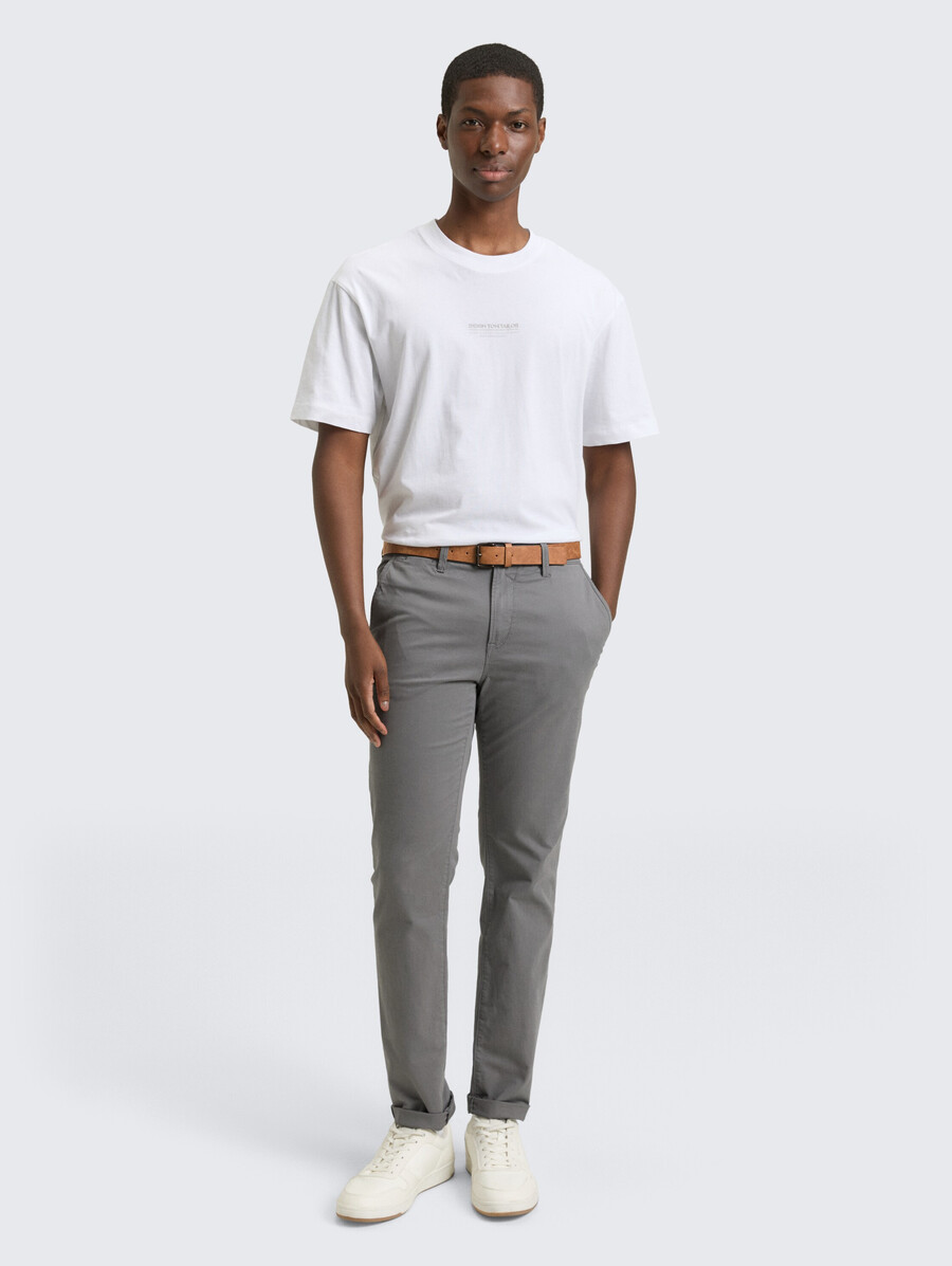 pantalones chinos con cinturón