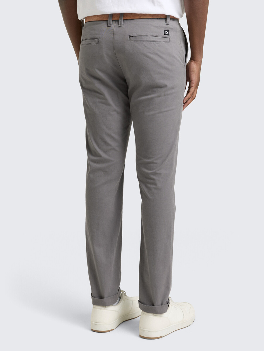 pantalones chinos con cinturón