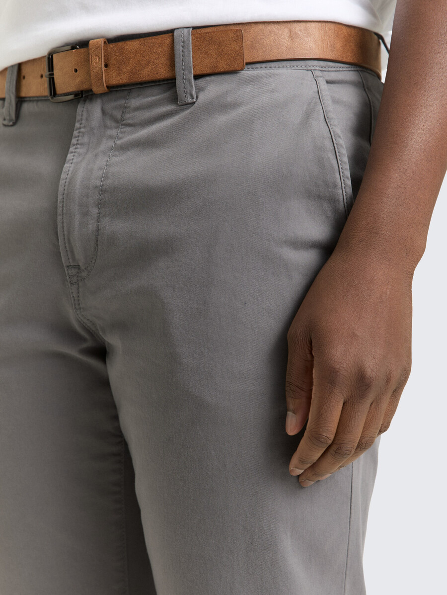 pantalones chinos con cinturón