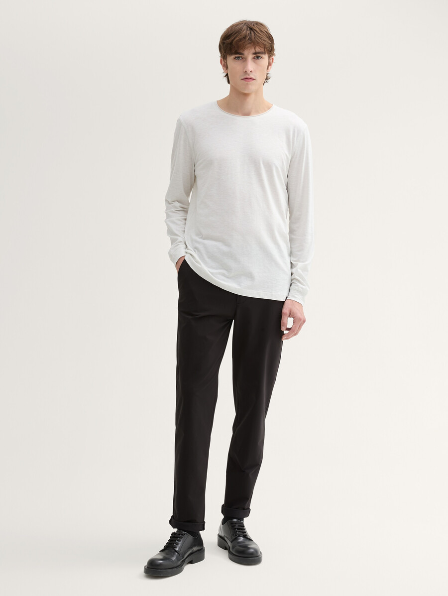 pantalones chinos técnicos de corte regular y cónico