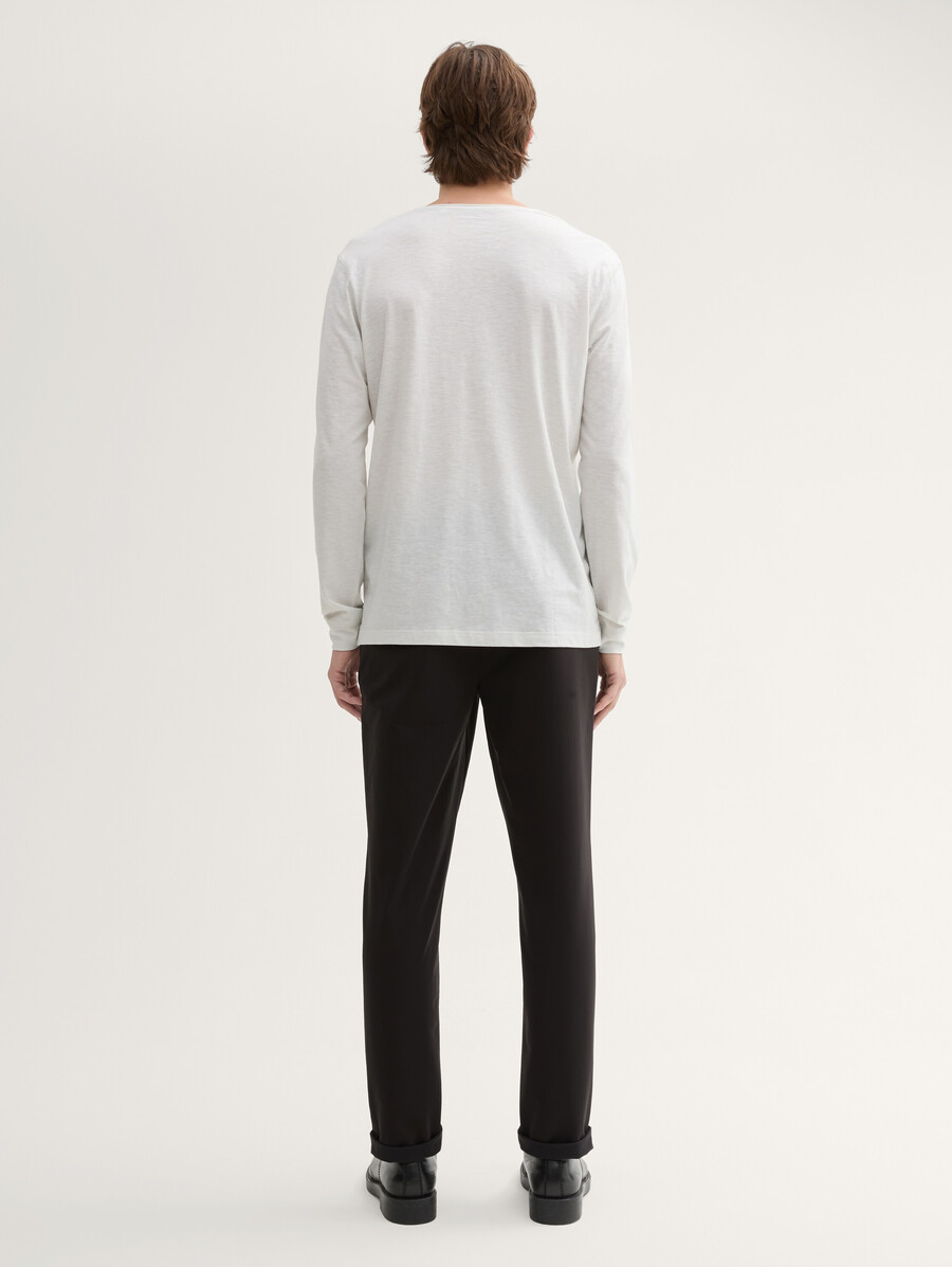 pantalones chinos técnicos de corte regular y cónico