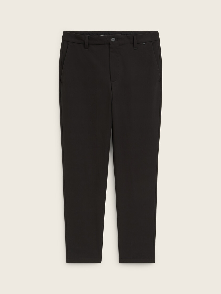 pantalones chinos técnicos de corte regular y cónico