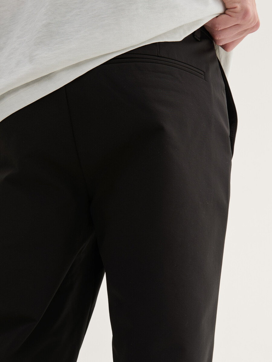 pantalones chinos técnicos de corte regular y cónico